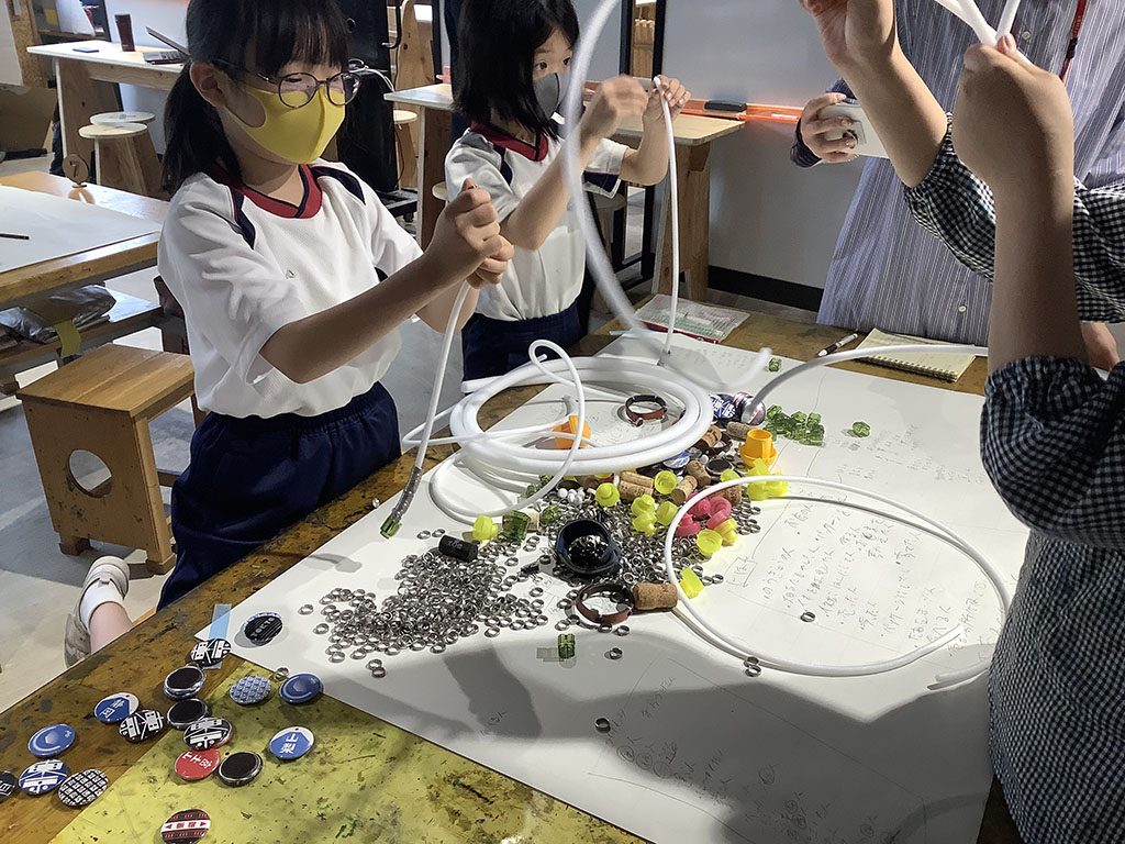 さまざまな廃棄物を使ってアイデアを出し合っていた