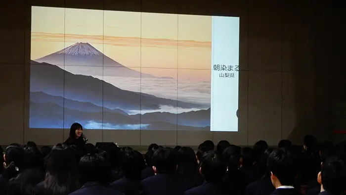 左手の写真家・井上さん、中学生に体験語る 上柚木中で道徳授業