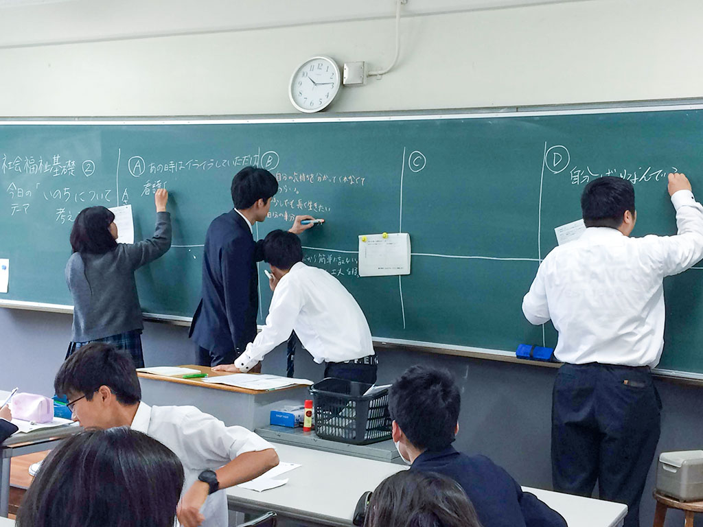 自身の生活や環境と向き合いながら授業に取り組む生徒ら（山田校長提供）