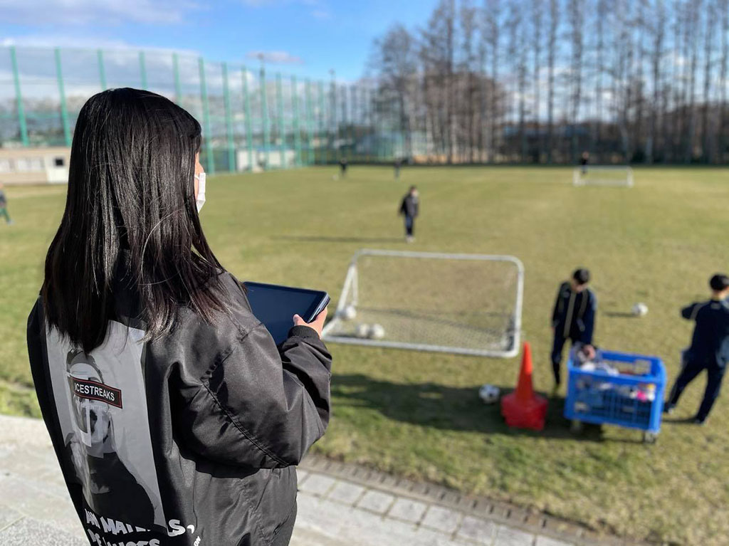 ICTを活用して「岡田メソッド」を実践するサッカー部（俵谷校長提供）