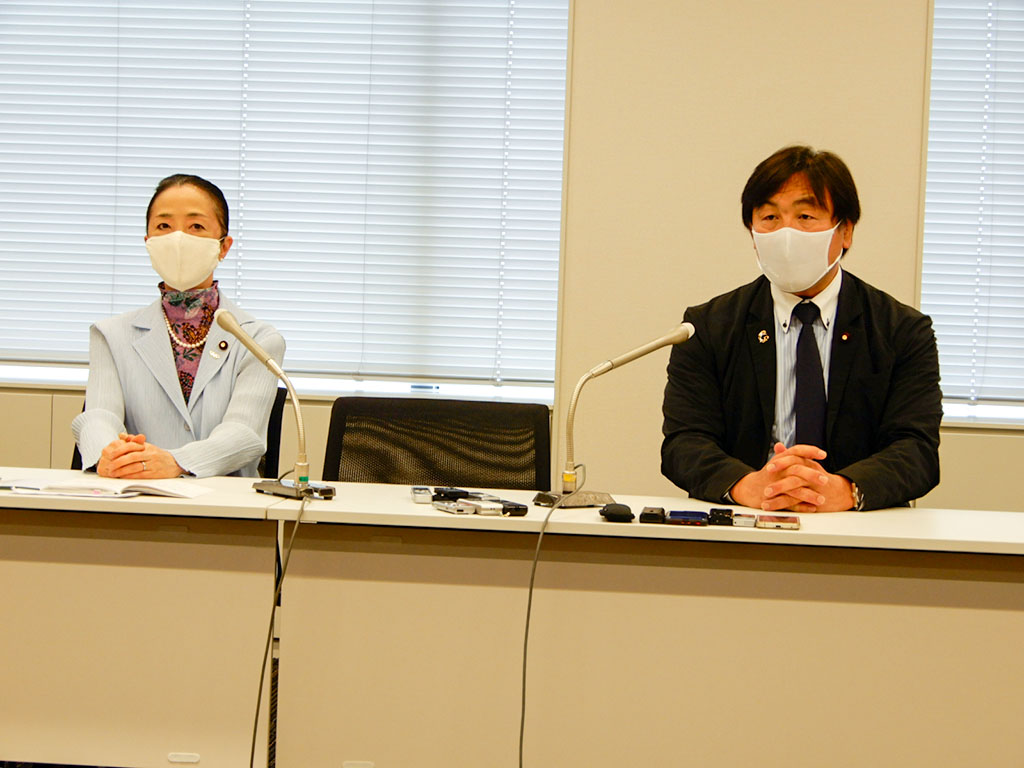 法案成立を受けて記者会見する与党WT共同座長の馳衆院議員（右）と浮島衆院議員