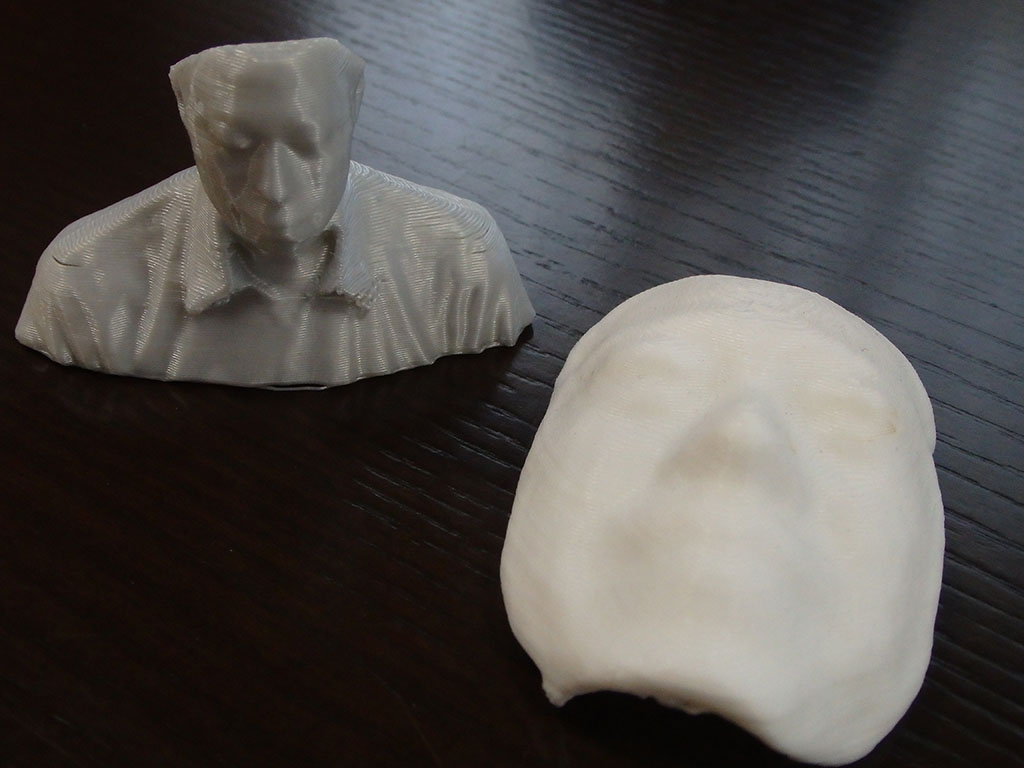 生徒と共に3Dプリンターで制作した、宮澤校長の顔のオブジェ