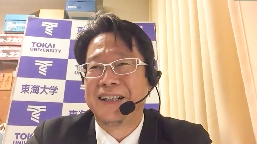 オンラインでインタビューに応じる塚本教諭