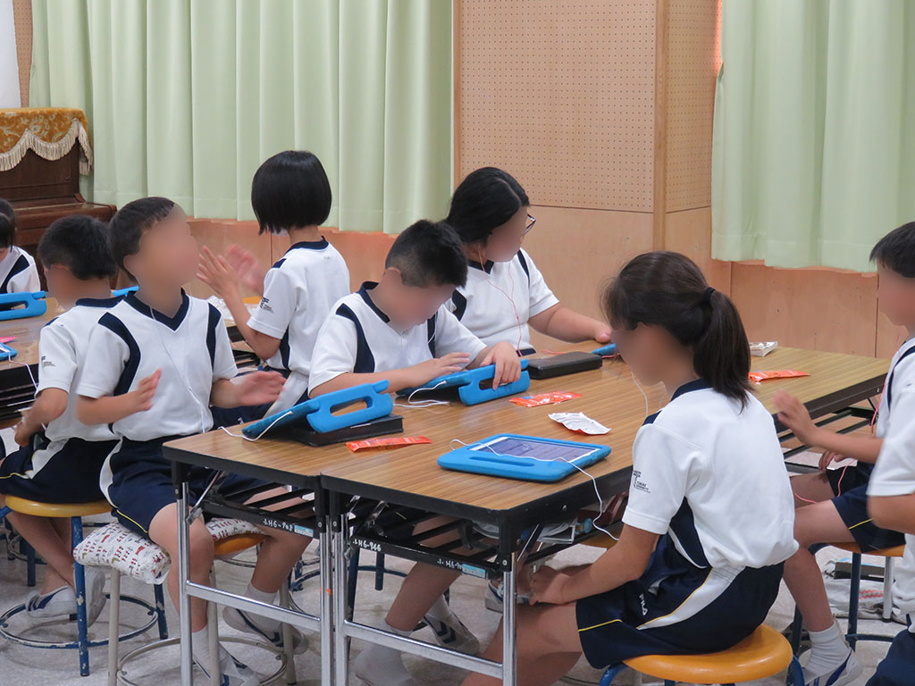 端末を活用して、個別に音楽鑑賞する児童ら（塚本教諭提供）