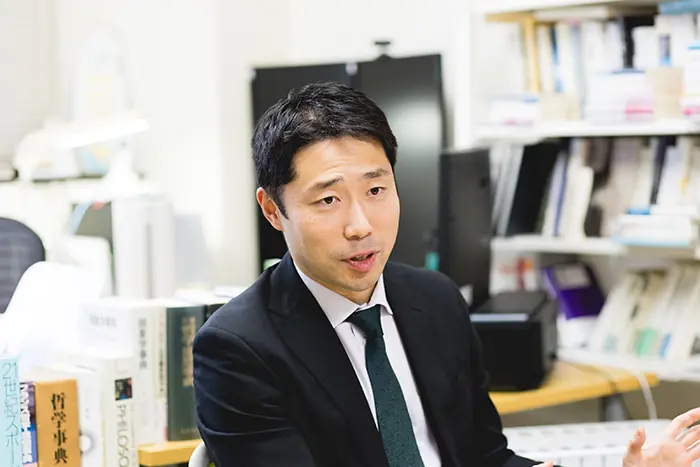 「そもそも体育教師にも得意・苦手な運動はある」と話す坂本助教＝撮影:市川五月