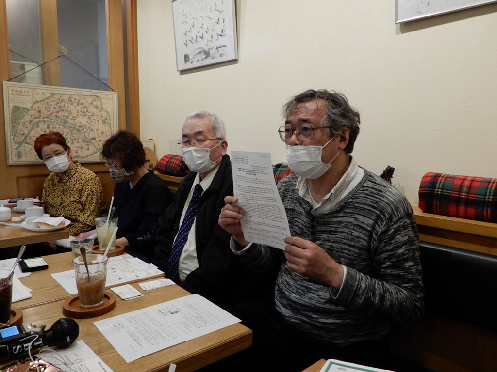 記者会見する「夜間中学校と教育を語る会」のメンバー