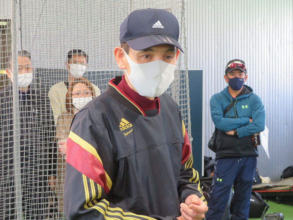 子供たちに初めての硬式野球の感想を聞く久保田教諭
