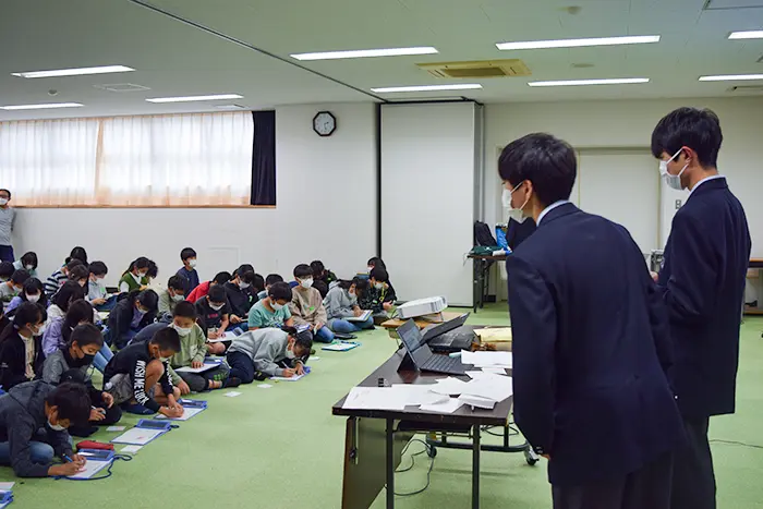 川西北陵高等学校の生徒が母校で授業している様子