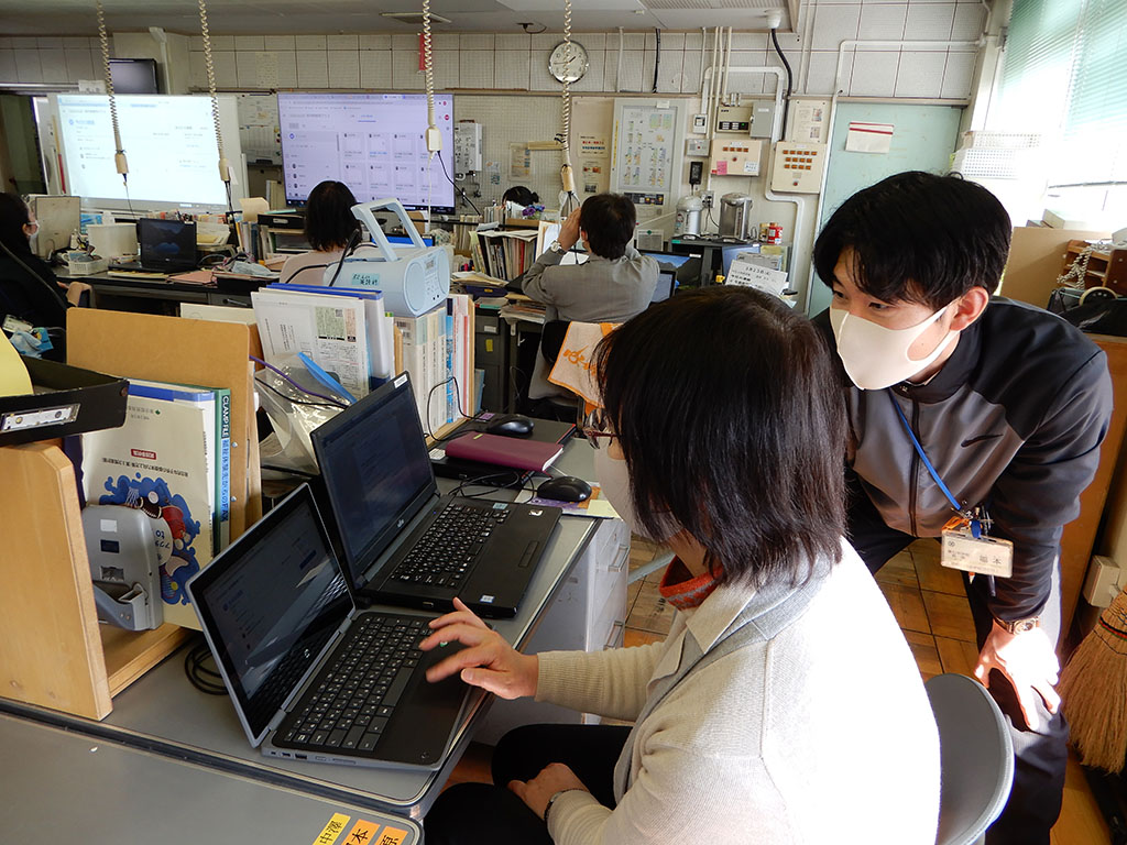 若手教員がベテラン教員に使い方を教える場面も