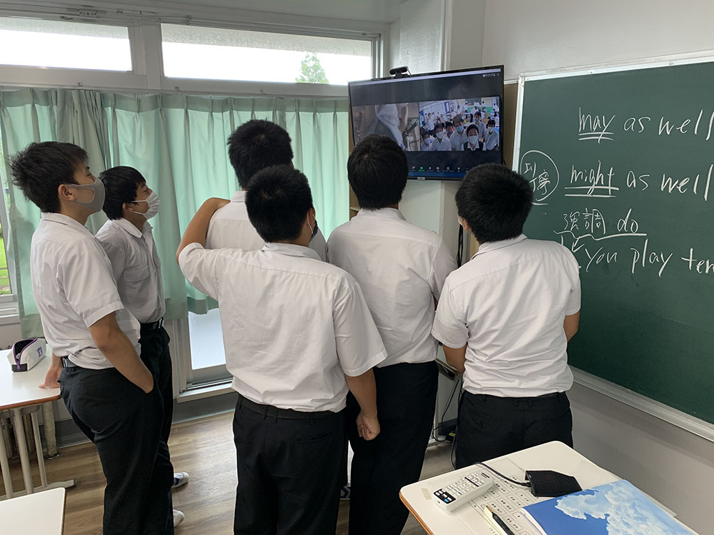 自宅から学ぶ生徒と教室の生徒とのコミュニケーションも取りやすくなった（静岡聖光学院提供）