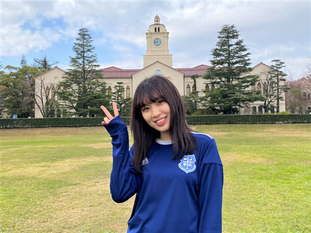 関西学院大学のキャンパスで笑顔をみせる渡邊美友さん