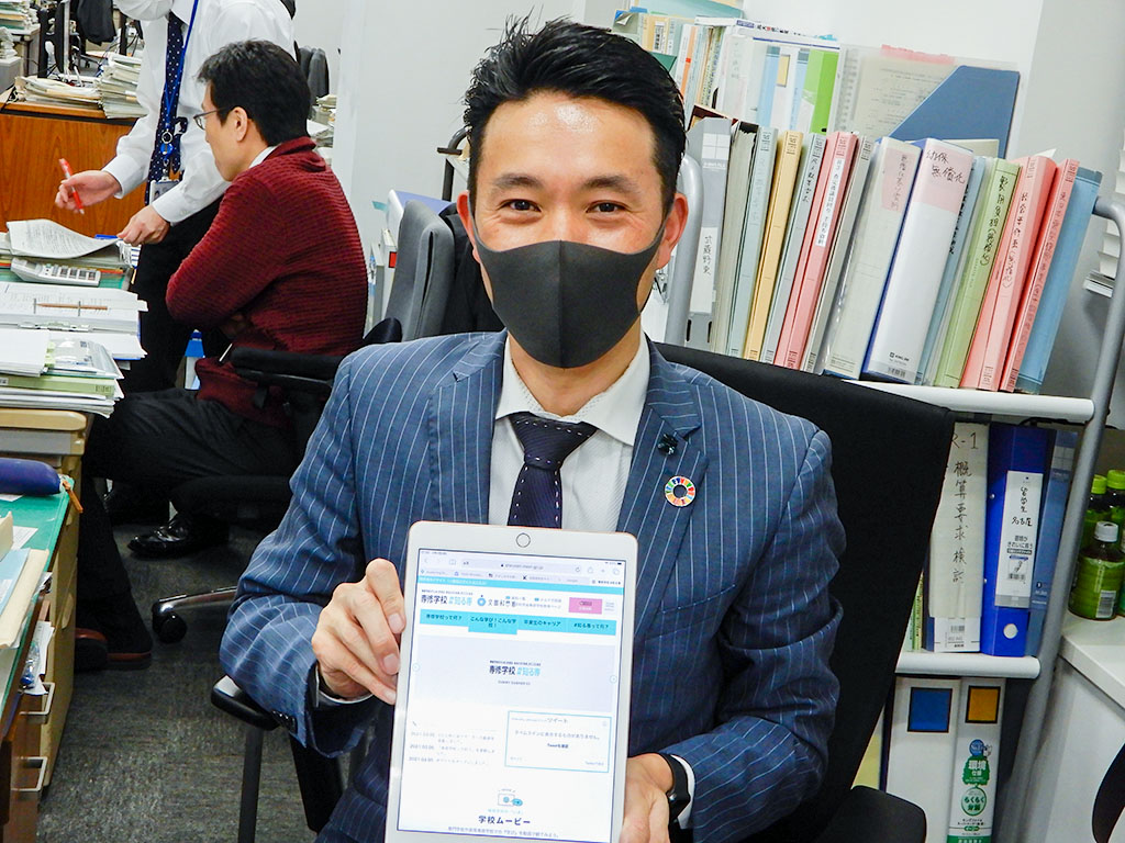 同プロジェクトを担当する金城室長（画面は開発中のもの）