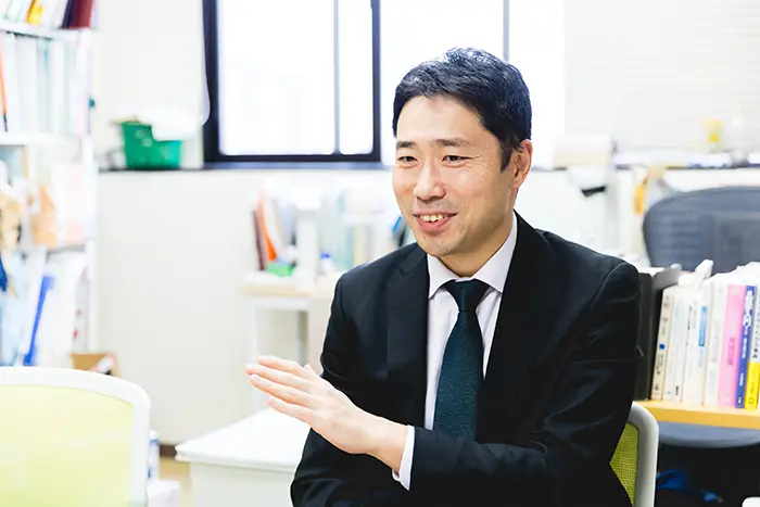 中学校での体育指導のエピソードを語る坂本助教＝撮影:市川五月