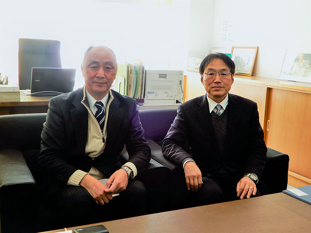 なみえ創成小の髙田英世校長（左）となみえ創成中の馬場隆一校長