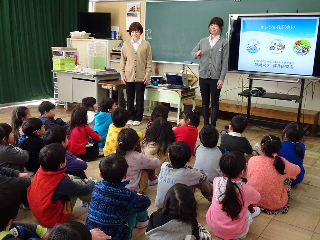 小学校で「防災道徳」の出前授業を行う藤井研究室の学生（藤井研究室提供）