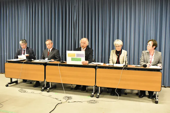 記者会見する研究者たち＝撮影：大久保昂