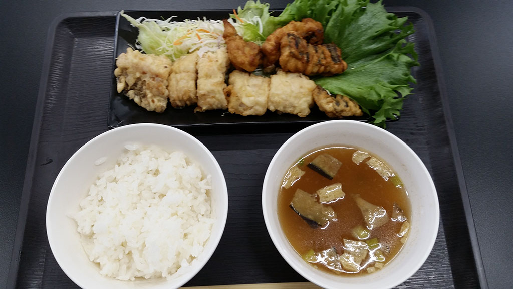 八代さんが考案したナマズ定食（絹田教諭提供）