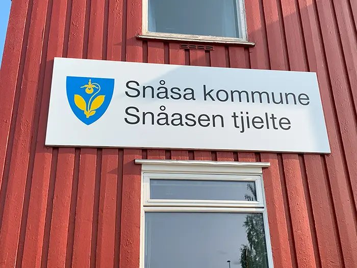 ノルウェー語と南サーメ語で表記された役場＝撮影:長谷川紀子