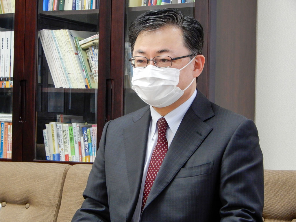 「ICT機器はこれから使い慣れていけばいい」と話す瀧本寛・初中局長