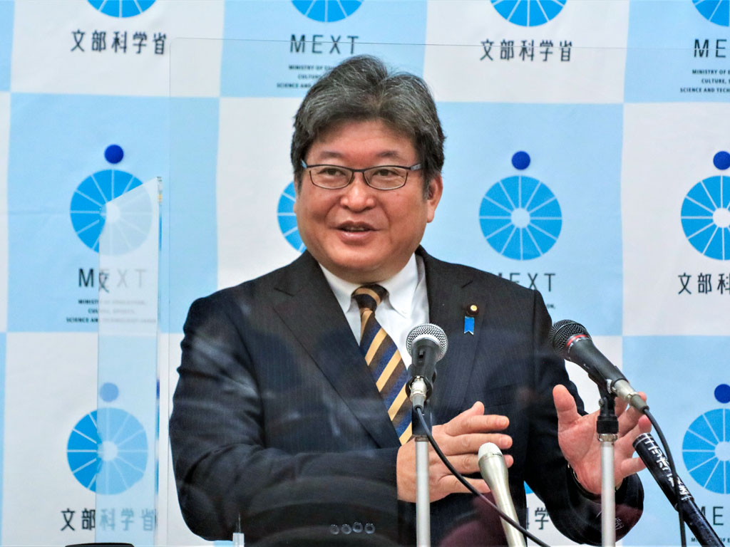 「教師を再び憧れの職業に」 文科相、検討本部設置を表明