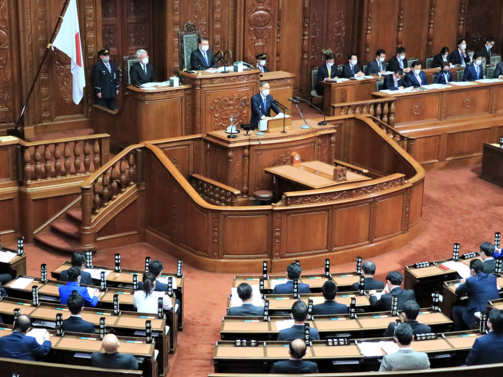 衆院本会議で施政方針演説を行う菅義偉首相（壇上）