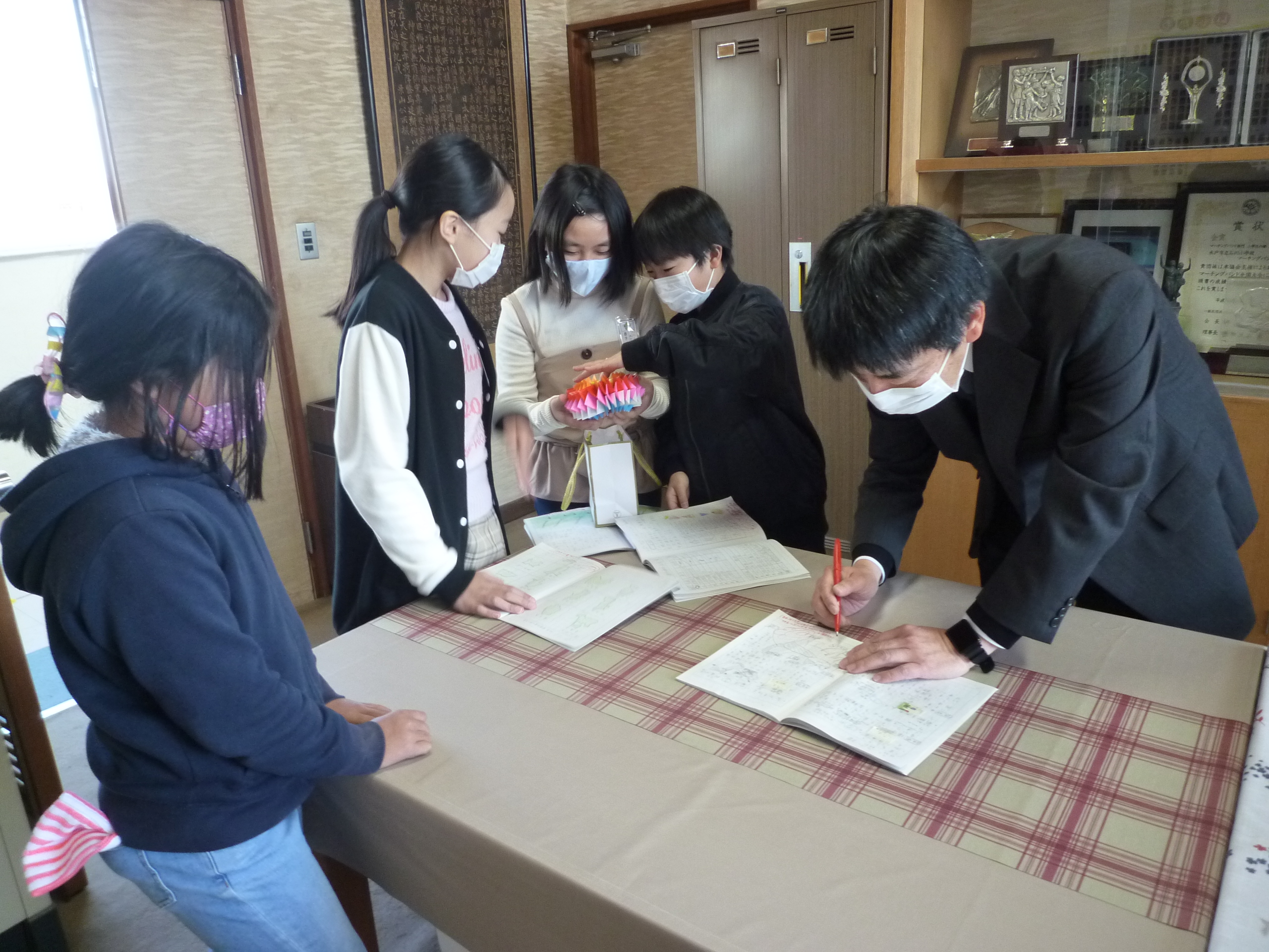 校長室に自学ノートを見せにくる児童たち