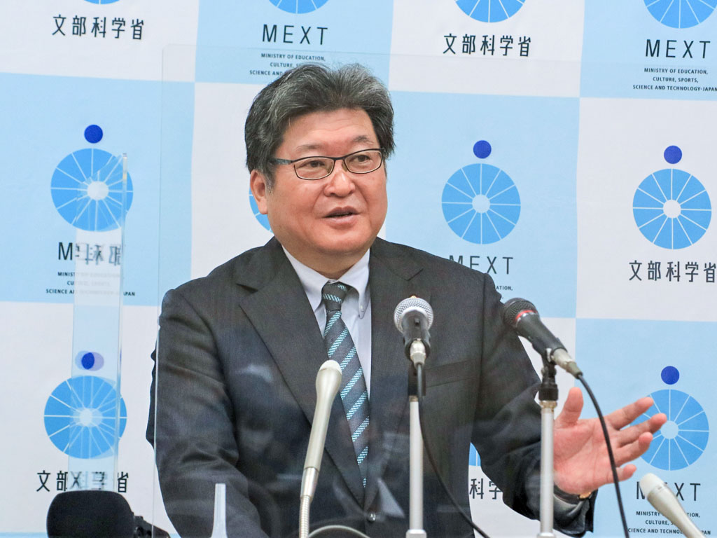 修学旅行は「工夫の上で実施を」 文科相、意向変わらず