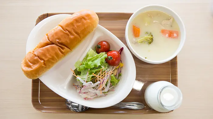小中学生の給食費無償化、青森県が10月から 全県実施は全国初