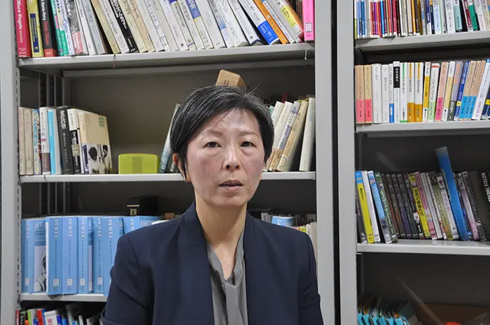「本質的なところで、学校は変わっていない」と話す虎岩准教授＝撮影:大川原通之