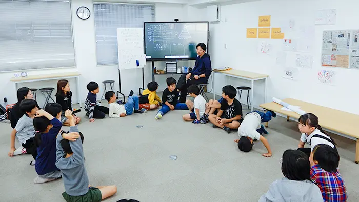 全員が集まるクラス会議。遊び場の使い方を話し合う＝撮影：松井聡美（2023年10月）