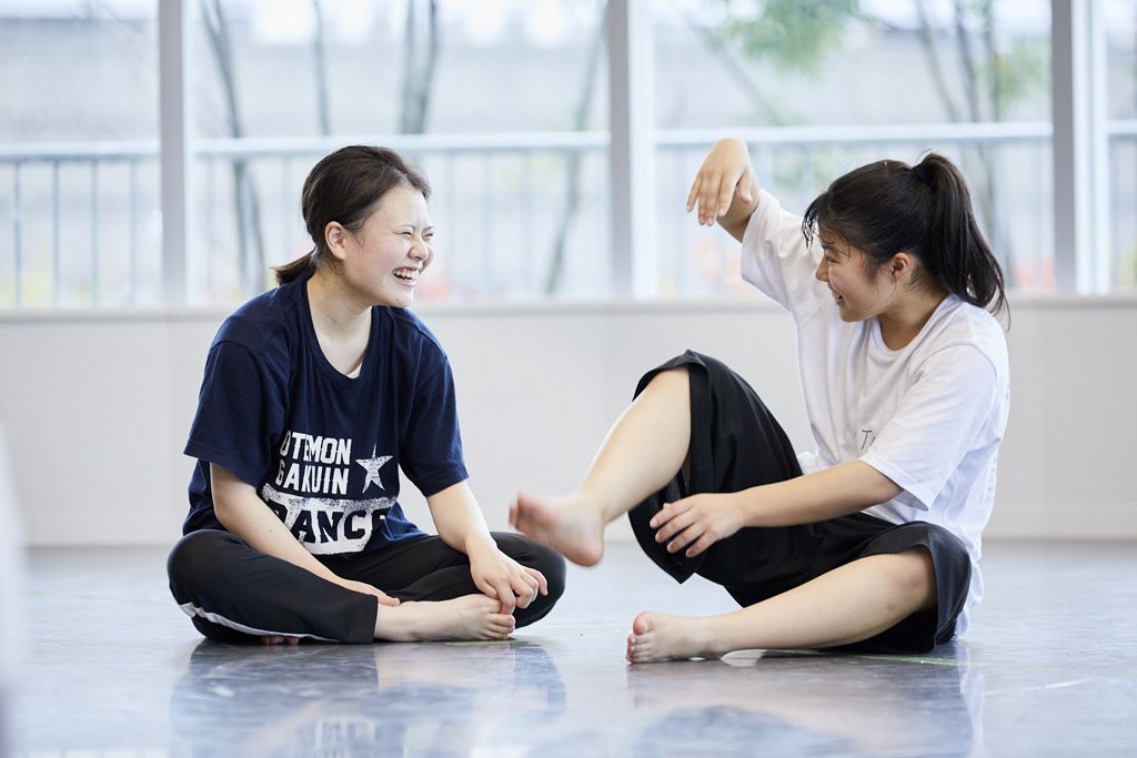 演劇の授業を通して、生徒はのびのびとした表情を見せる
