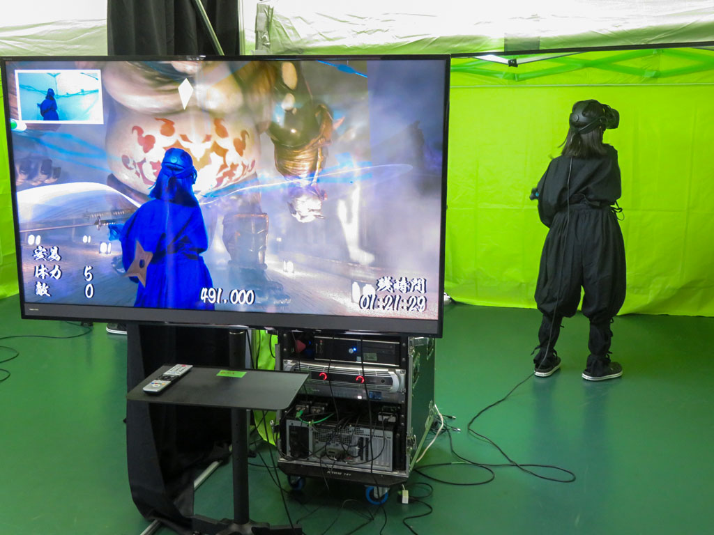 VRのアトラクションを体験する生徒