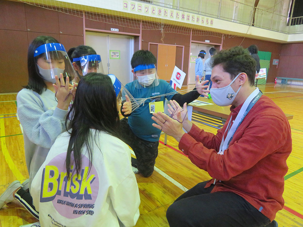 地元企業の外国人と英語で交流 小学生がワールドカフェ