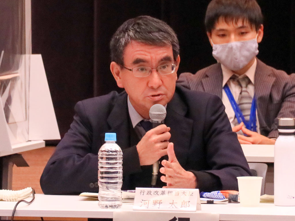 ICT化と教員削減、「取りまとめから削除」指示 河野行革相