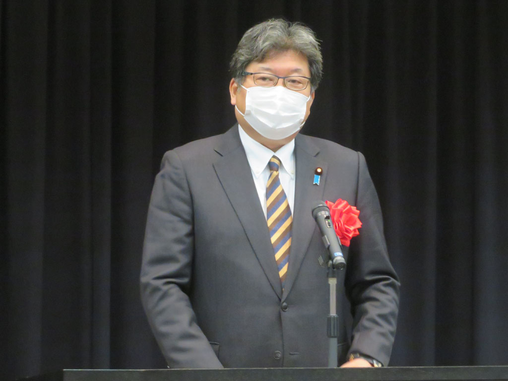 少人数学級は「不退転の決意」 文科相が関係団体に誓う