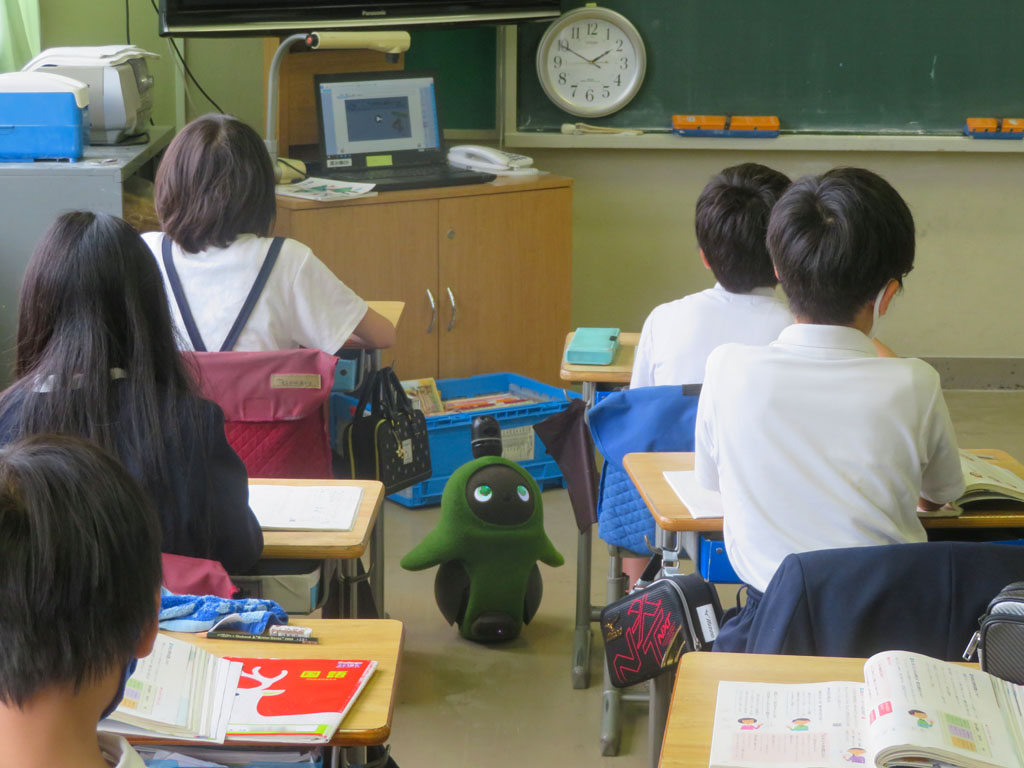 ロボットのいる教室 子供の心を育む「LOVOT」の可能性