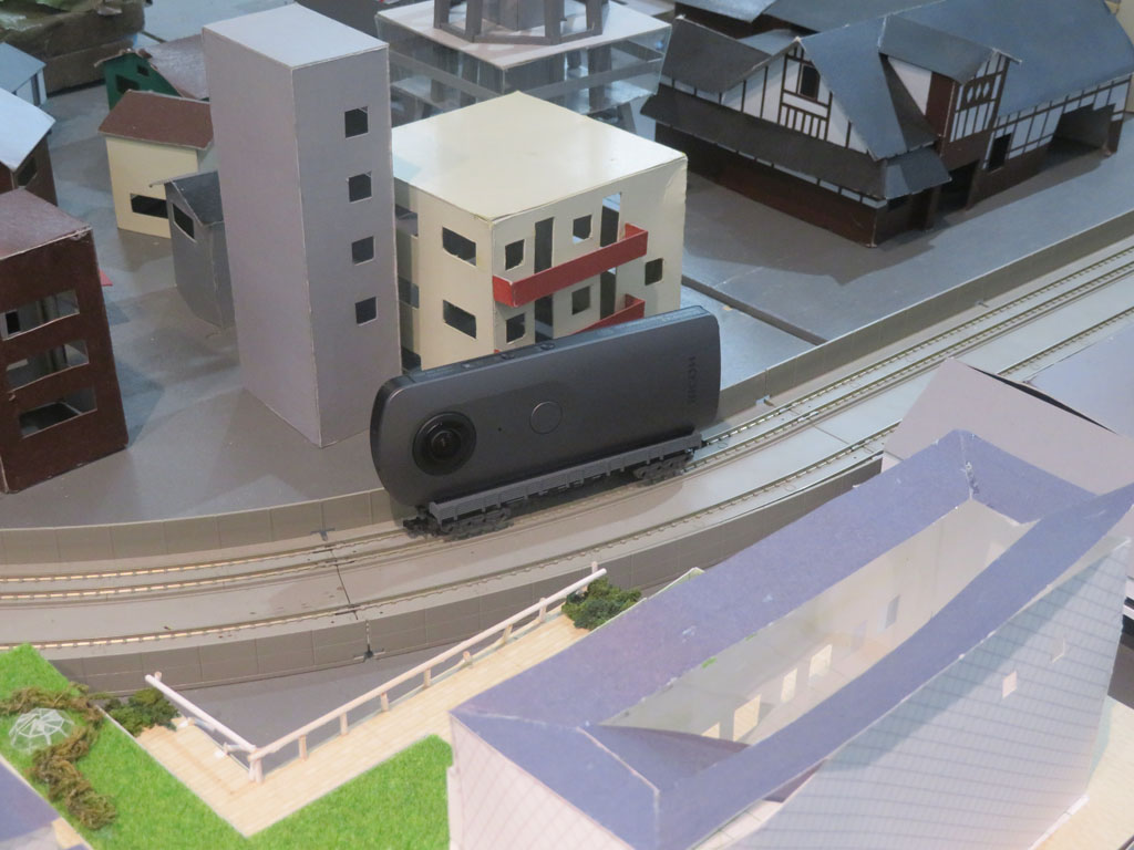360度カメラを搭載してジオラマ上を走行する鉄道模型（イメージ）