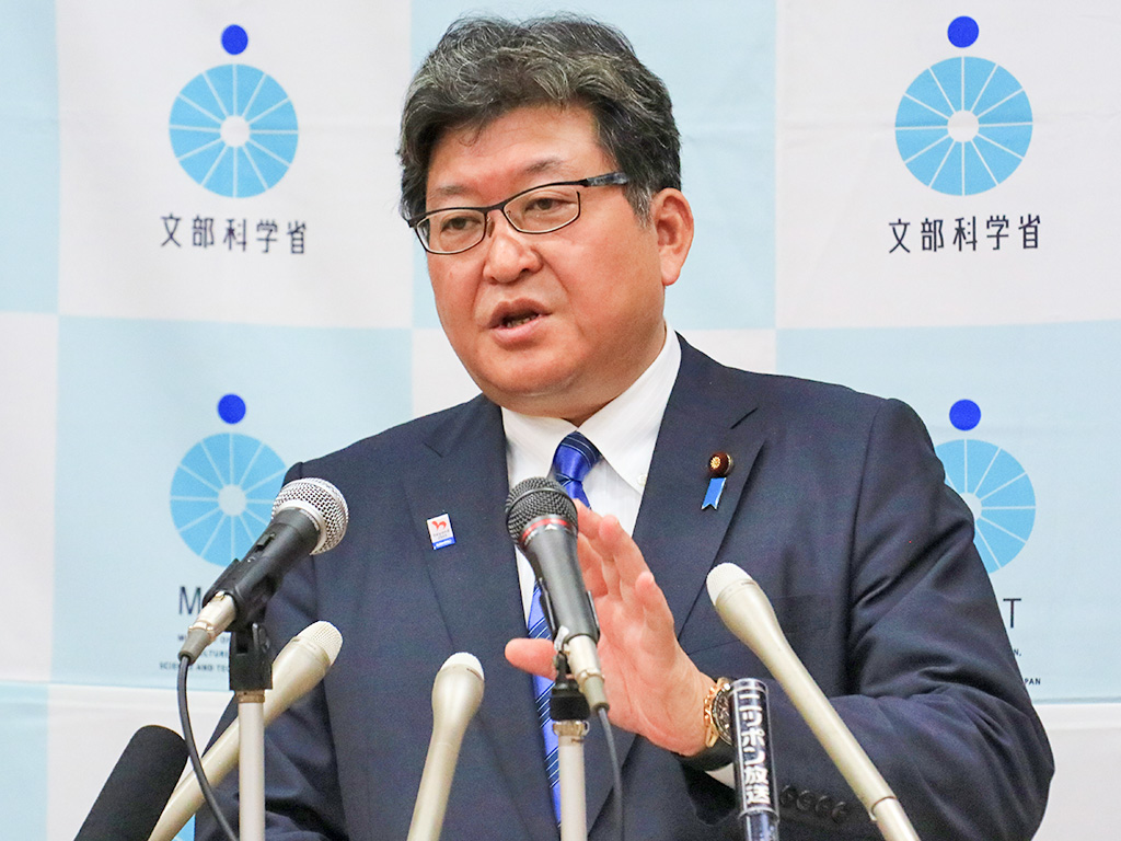 デジタル教科書、使用基準を緩和へ 文科相が指示