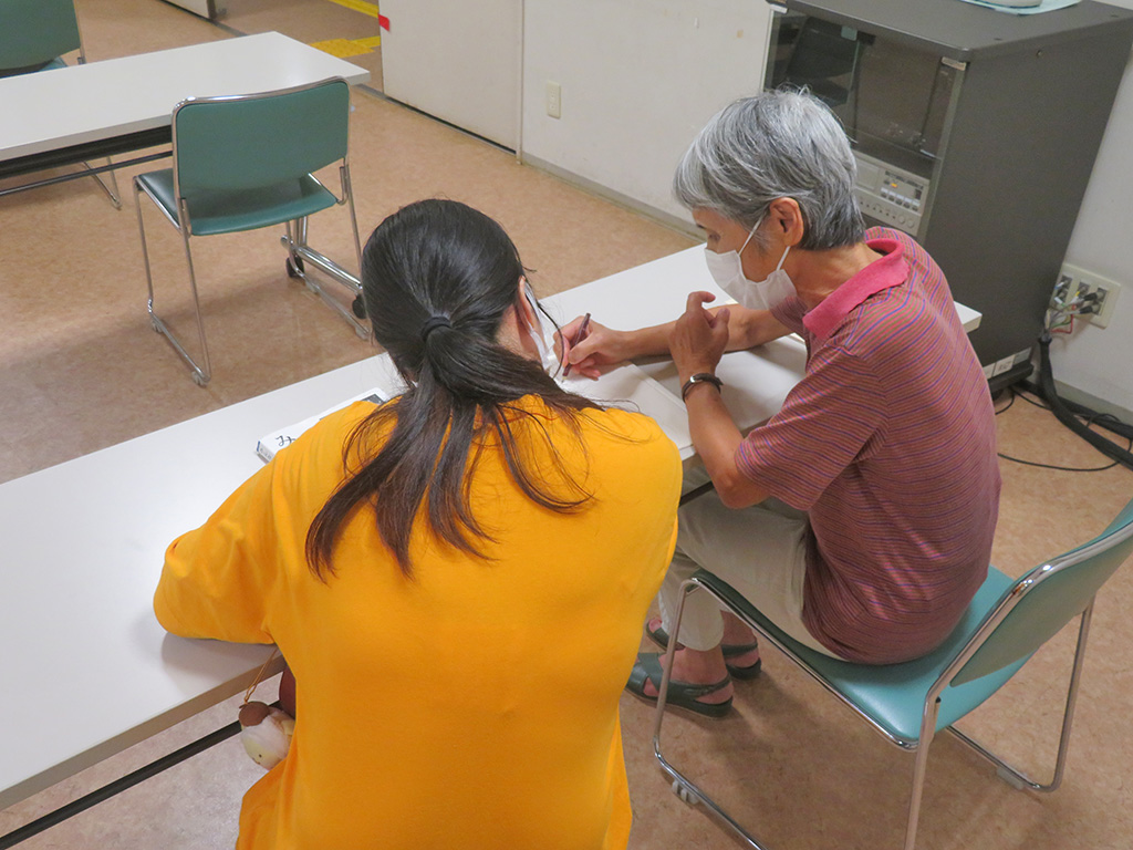 自主夜間中学に通い、日本語を学ぶ「生徒」(手前）