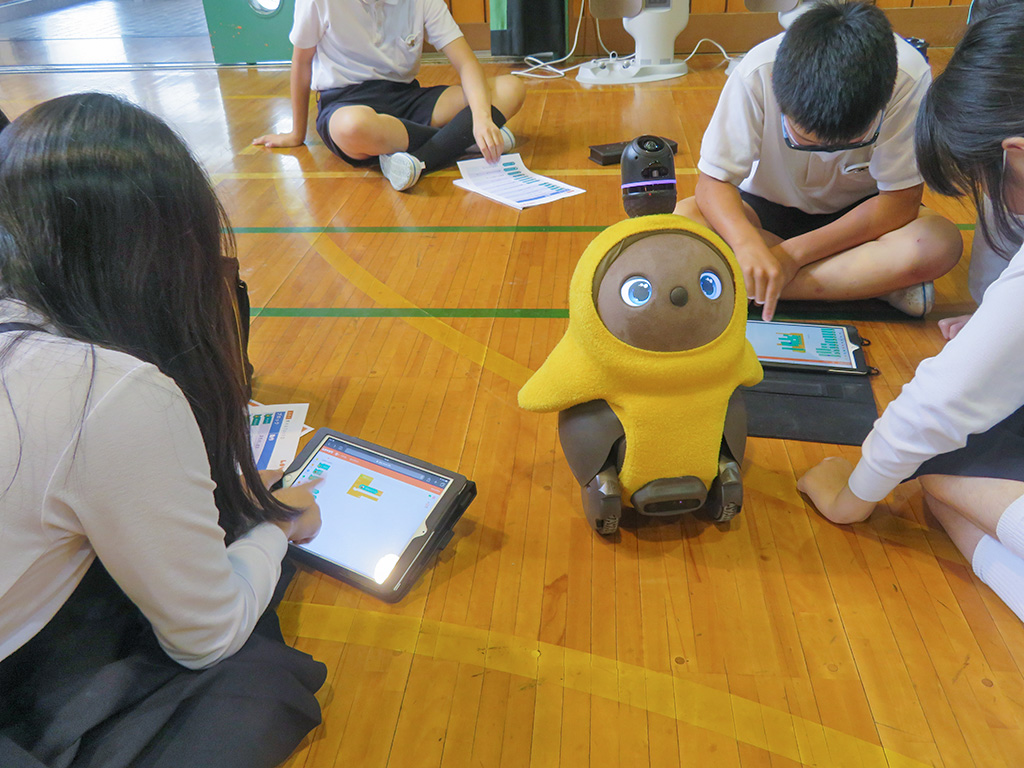 家族型ロボット「LOVOT」 初導入の小学校で授業