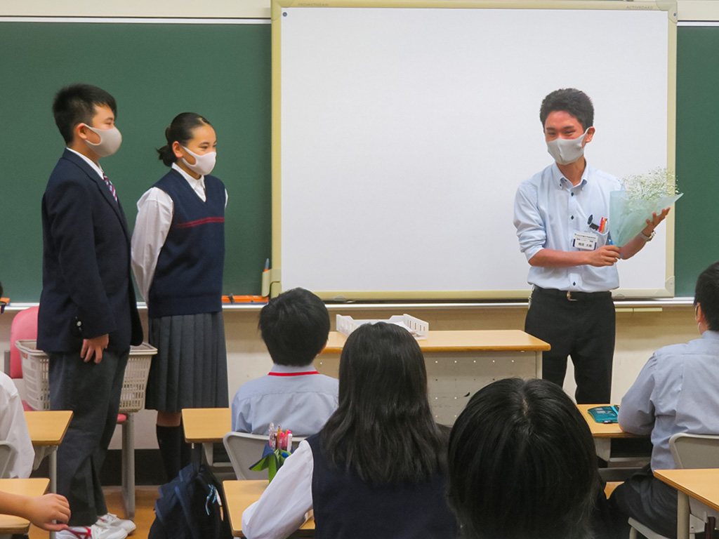 生徒が先生に花束と感謝贈る 教師の日で心の距離縮める
