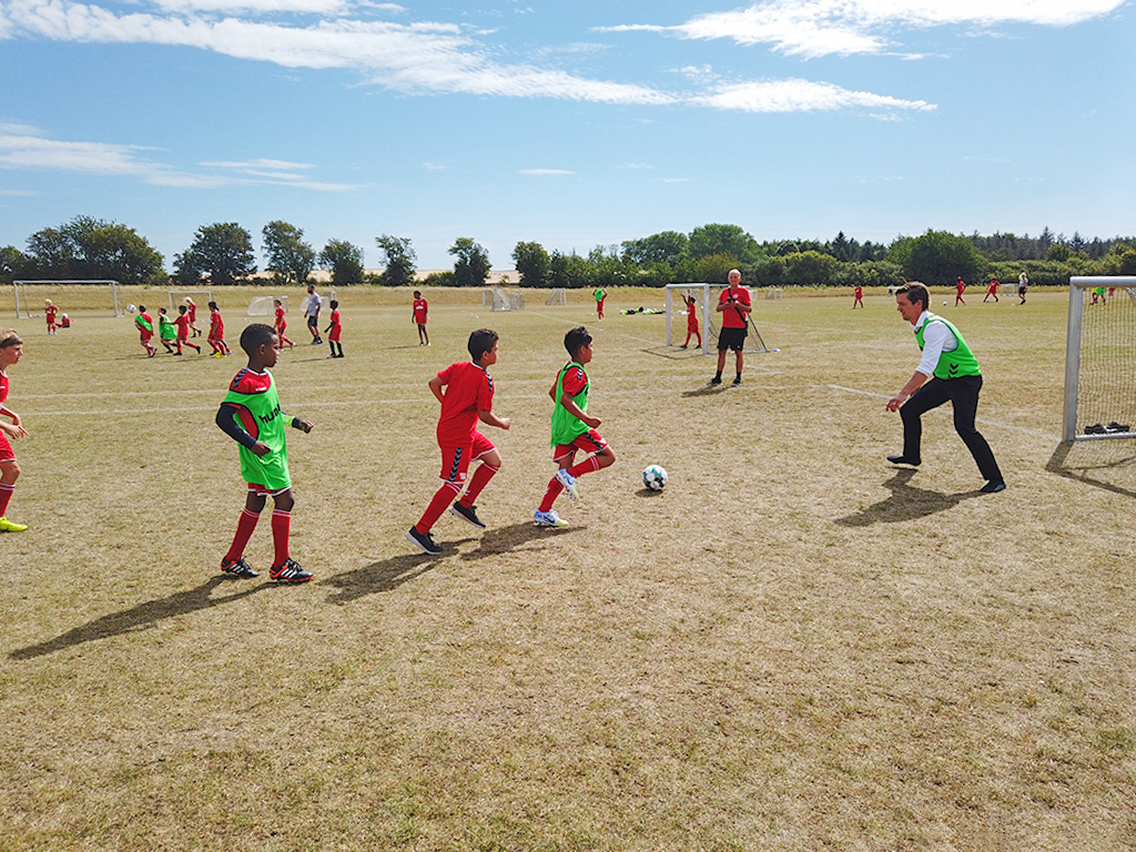 サッカーをするゲットー地区の子供たち（同）