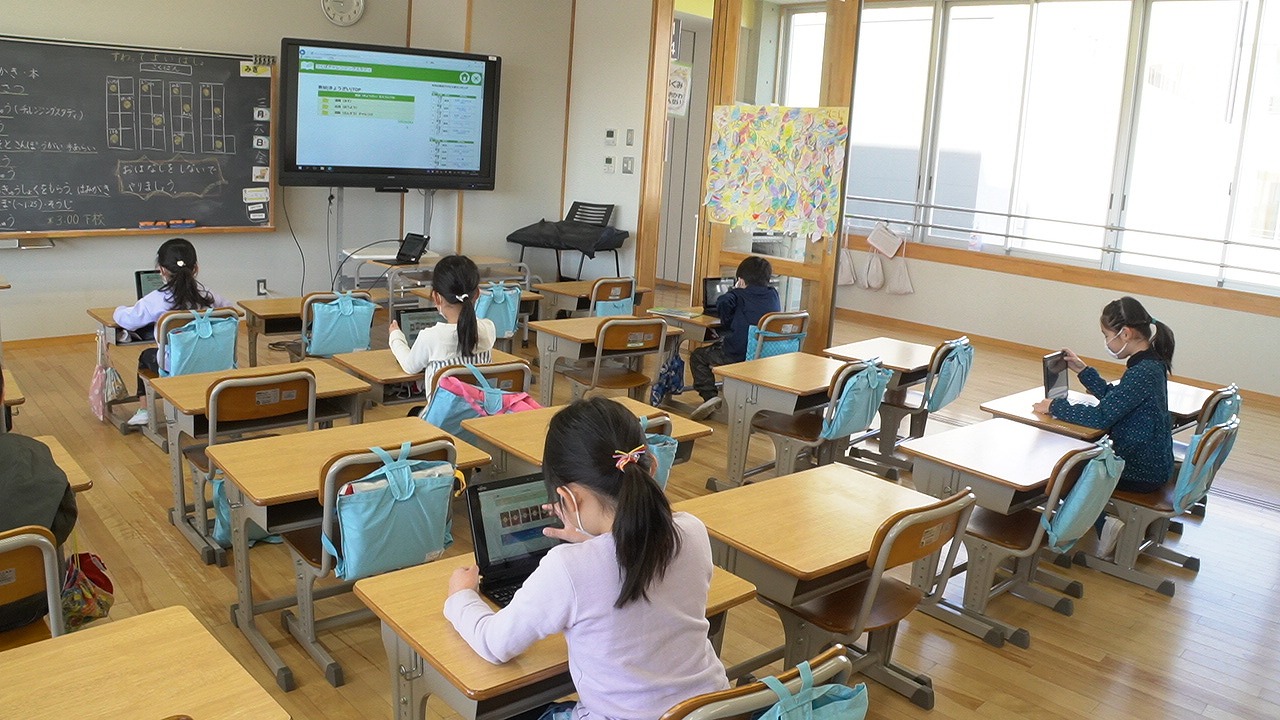 タブレット端末でドリルに取り組む児童