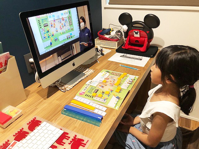 家庭で自主学習をする子供の様子（保護者提供）
