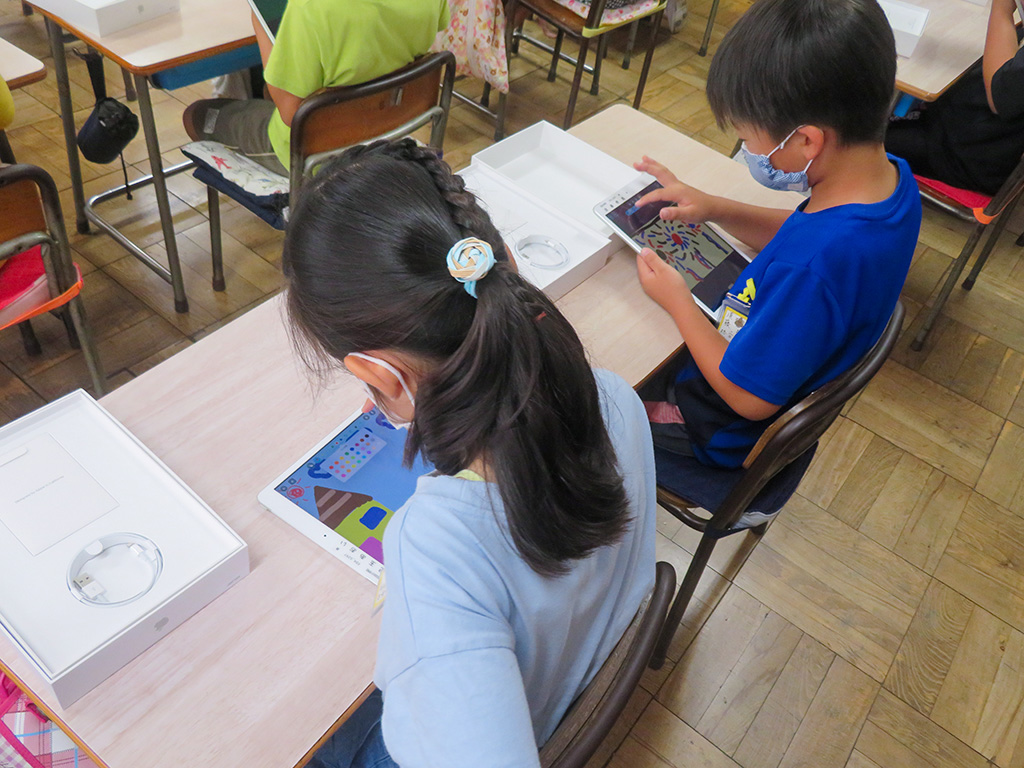 マスクを着用しながらタブレット端末で学習するなど、新たな学習の在り方が模索されている（9月1日、埼玉県飯能市立加治小学校で）