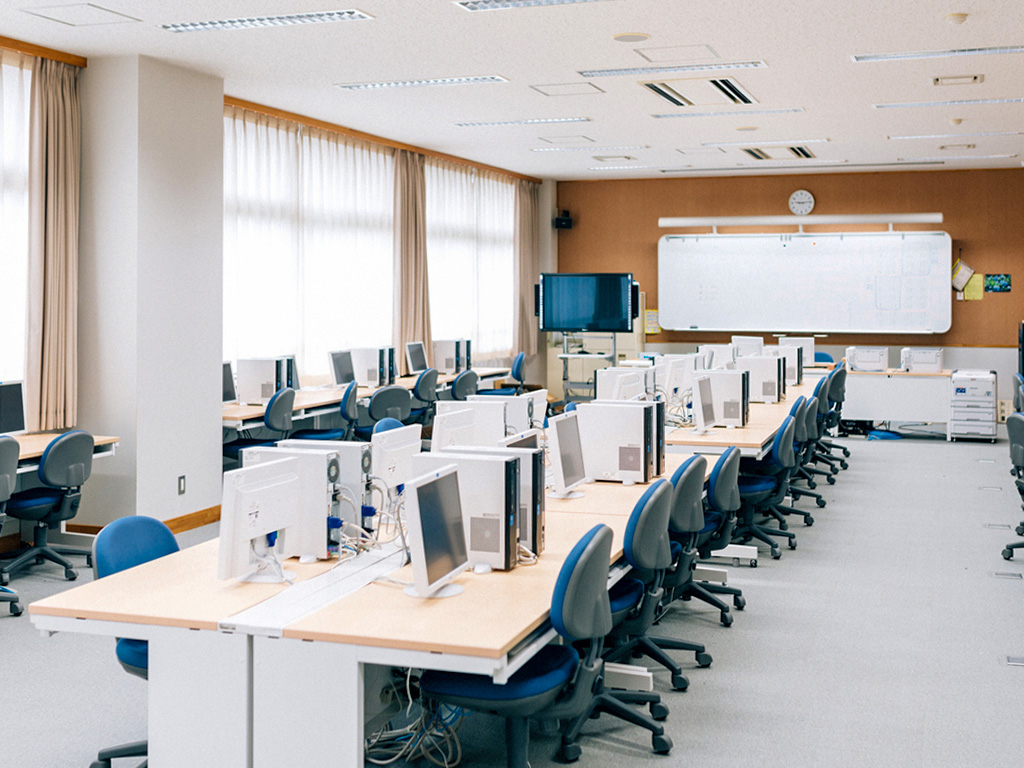 休校直前、PCは4.9人に1台 地域間格差も、文科省