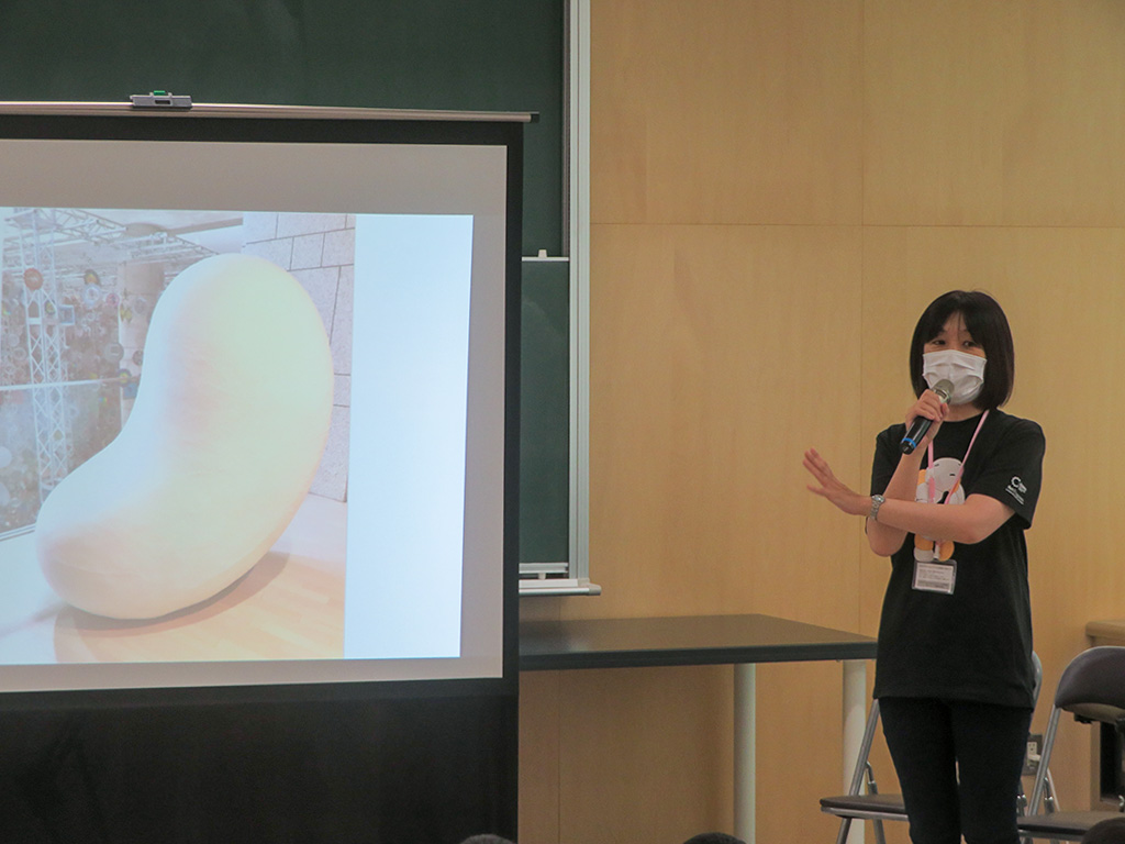 現代美術に触れ発想広げる アーティストが小学生に授業