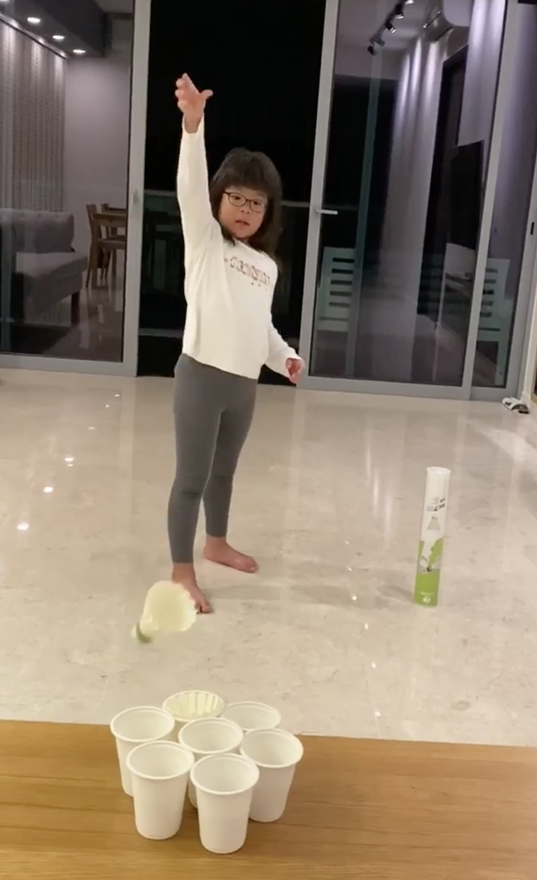 体育で学んだことを生かして自宅で運動遊びをする子供（シンガポール）