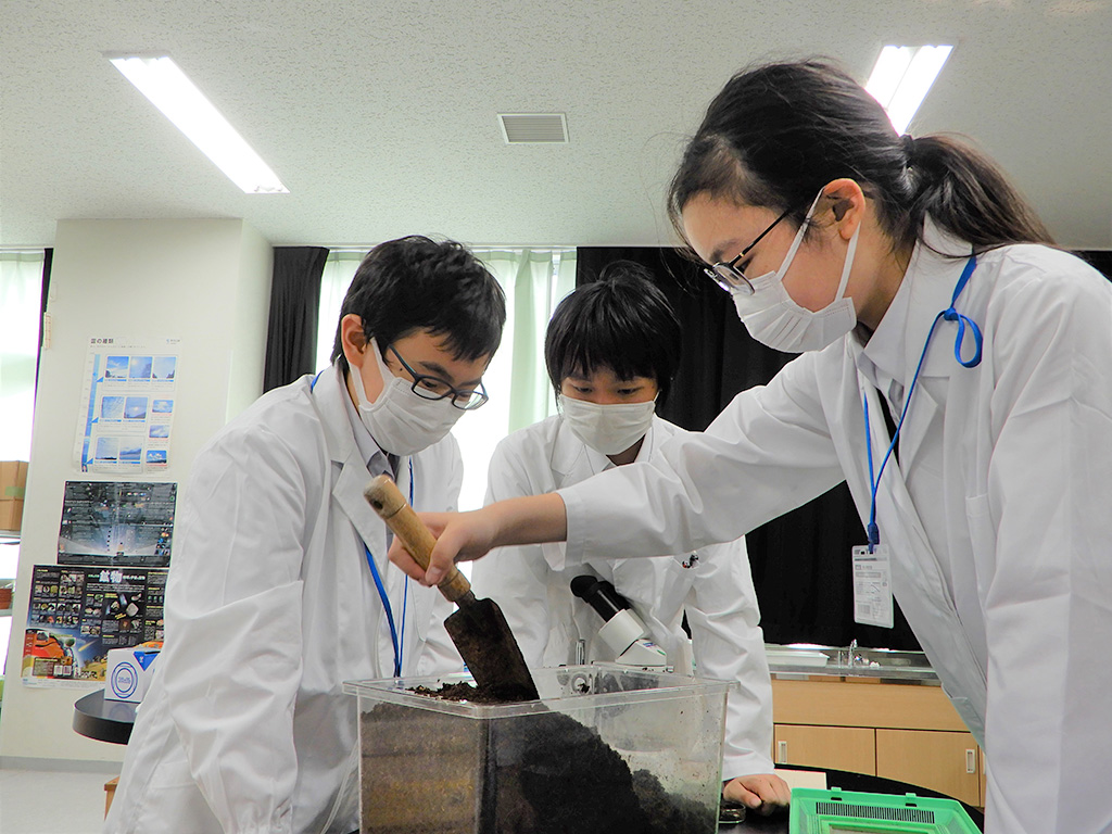 思い思いの実験に没頭 理科好きを育てる「科学研究所」