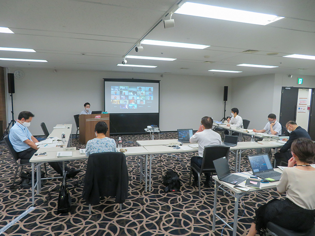 急増する児童福祉司などの養成 厚労省WGで論点を協議